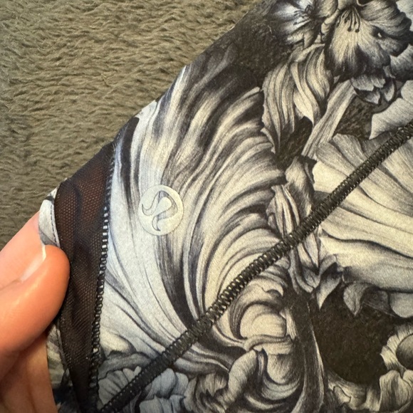 VGUC women’s lululemon shorts size 10 - Picture 3 of 4